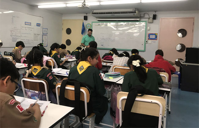 Experienced English teacher engaging with primary school students in Suan Luang, Bangkok